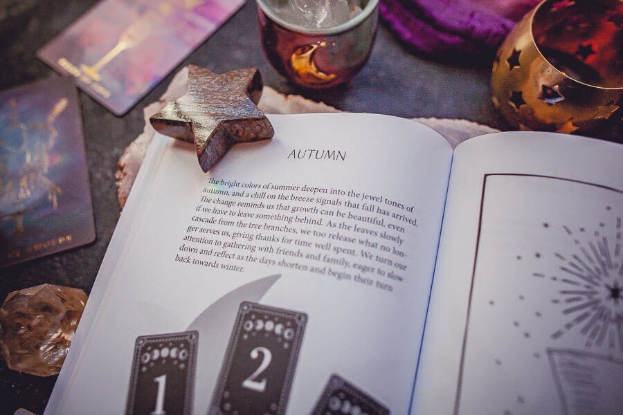 Cosmic Guidance – Book of Astrological Tarot Spreads