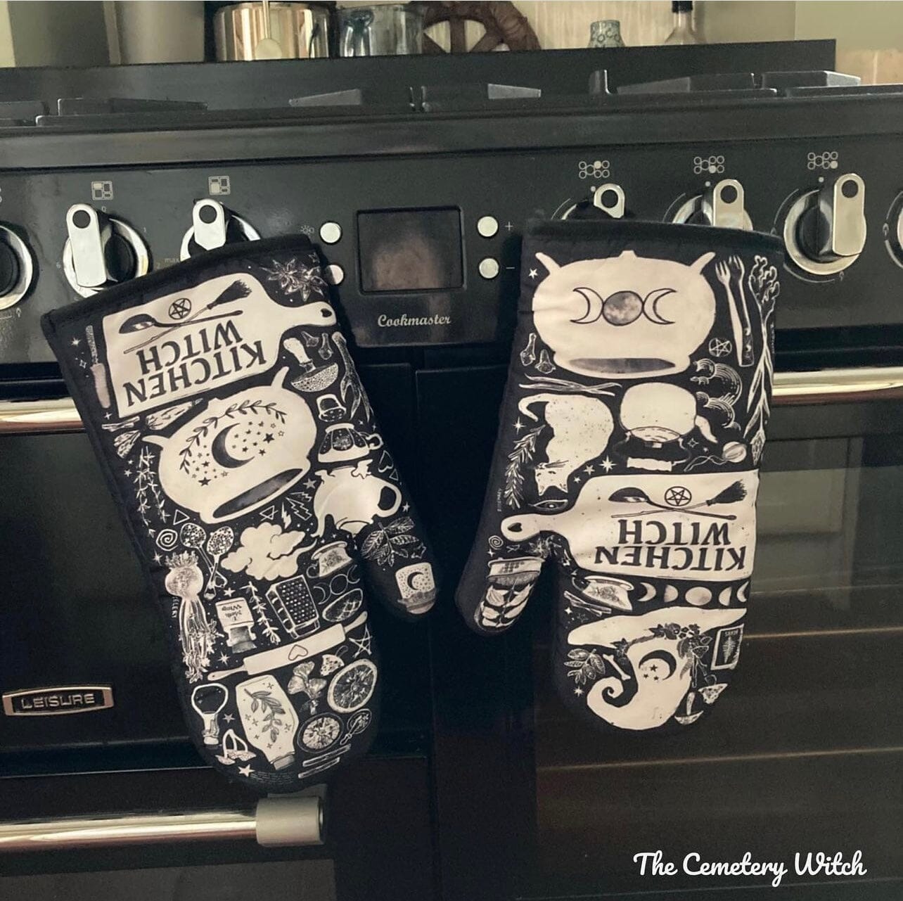 Kitchen Witch Oven Mitt Set